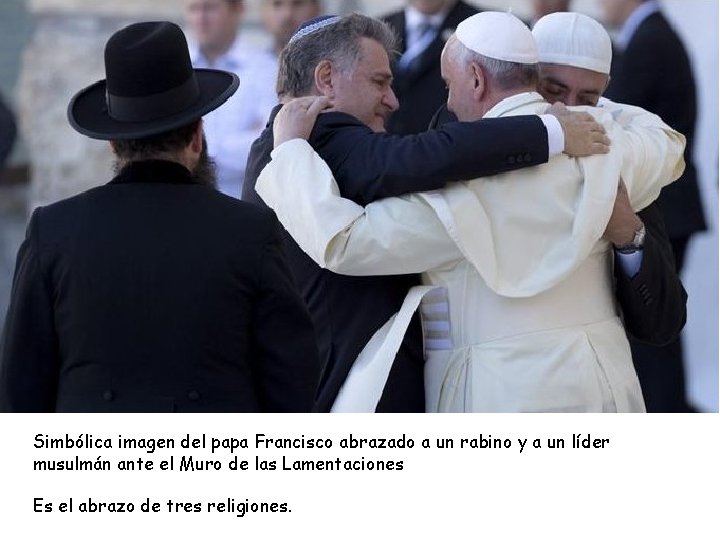  Simbólica imagen del papa Francisco abrazado a un rabino y a un líder