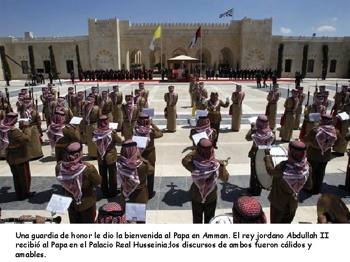 Una guardia de honor le dio la bienvenida al Papa en Amman. El rey