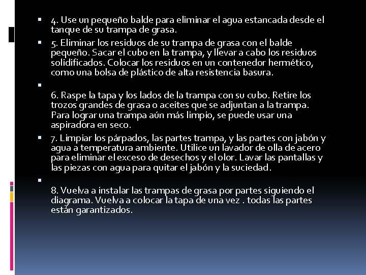  4. Use un pequeño balde para eliminar el agua estancada desde el tanque