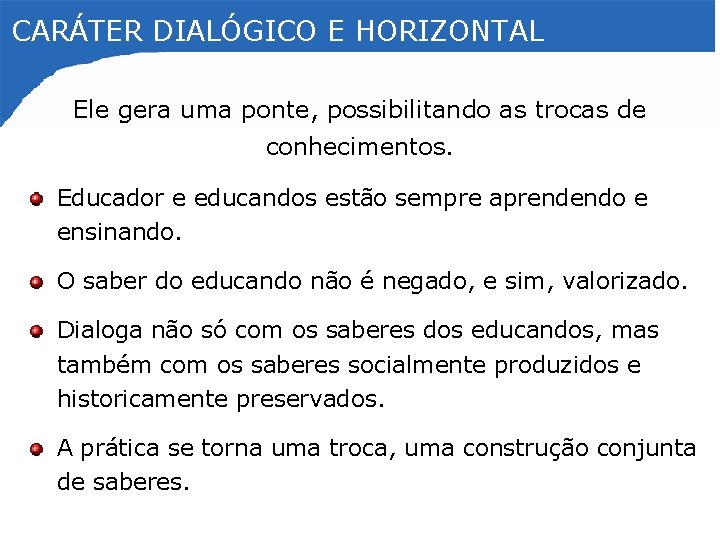 CARÁTER DIALÓGICO E HORIZONTAL Ele gera uma ponte, possibilitando as trocas de conhecimentos. Educador