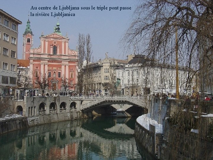 Au centre de Ljubljana sous le triple pont passe la rivière Ljubljanica 