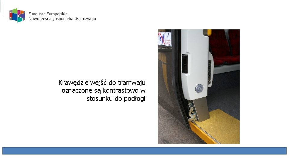 Krawędzie wejść do tramwaju oznaczone są kontrastowo w stosunku do podłogi 