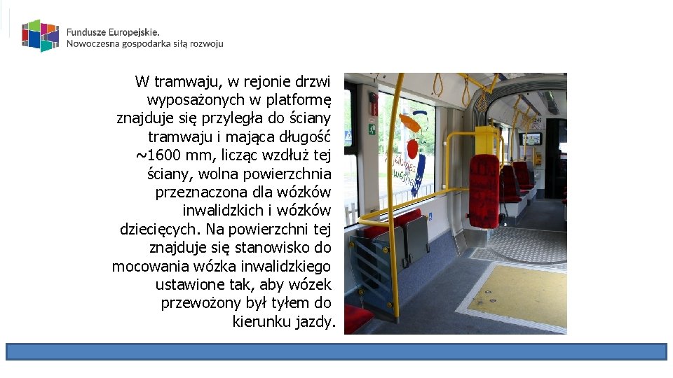 W tramwaju, w rejonie drzwi wyposażonych w platformę znajduje się przyległa do ściany tramwaju