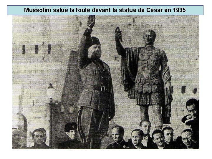 Mussolini salue la foule devant la statue de César en 1935 