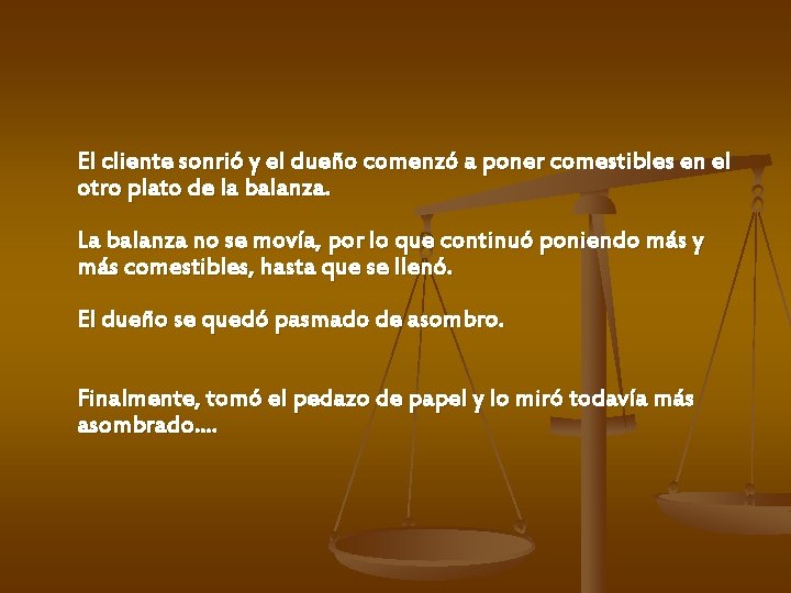 El cliente sonrió y el dueño comenzó a poner comestibles en el otro plato