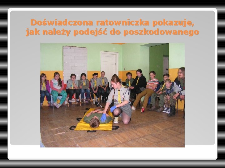 Doświadczona ratowniczka pokazuje, jak należy podejść do poszkodowanego 