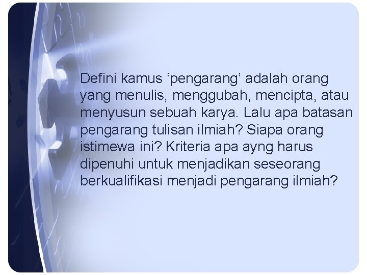 Defini kamus ‘pengarang’ adalah orang yang menulis, menggubah, mencipta, atau menyusun sebuah karya. Lalu