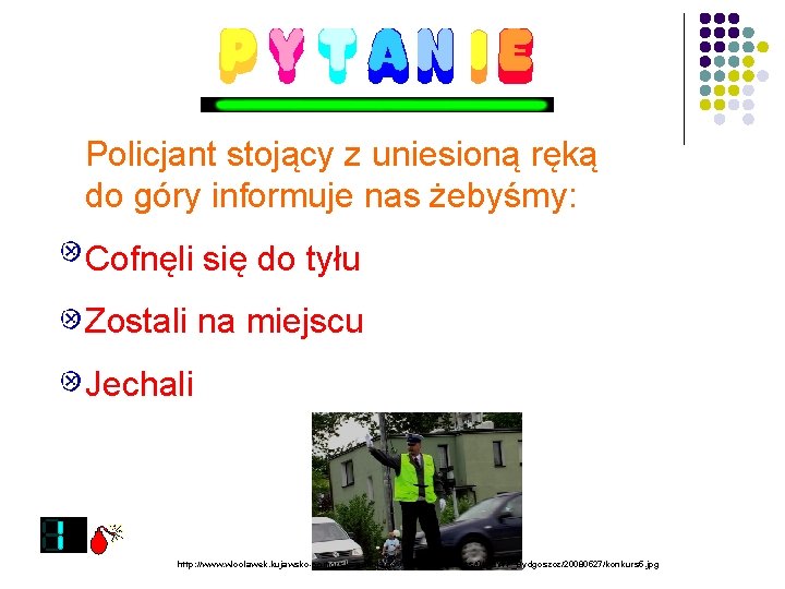 Policjant stojący z uniesioną ręką do góry informuje nas żebyśmy: Cofnęli się do tyłu