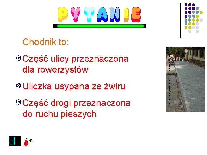 Część ulicy przeznaczona dla rowerzystów Uliczka usypana ze żwiru Część drogi przeznaczona do ruchu