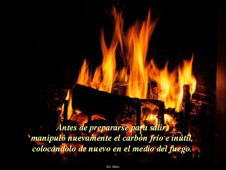 Antes de prepararse para salir, manipuló nuevamente el carbón frío e inútil, colocándolo de