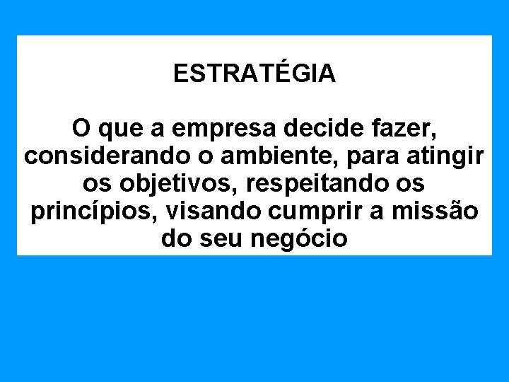 ESTRATÉGIA O que a empresa decide fazer, considerando o ambiente, para atingir os objetivos,