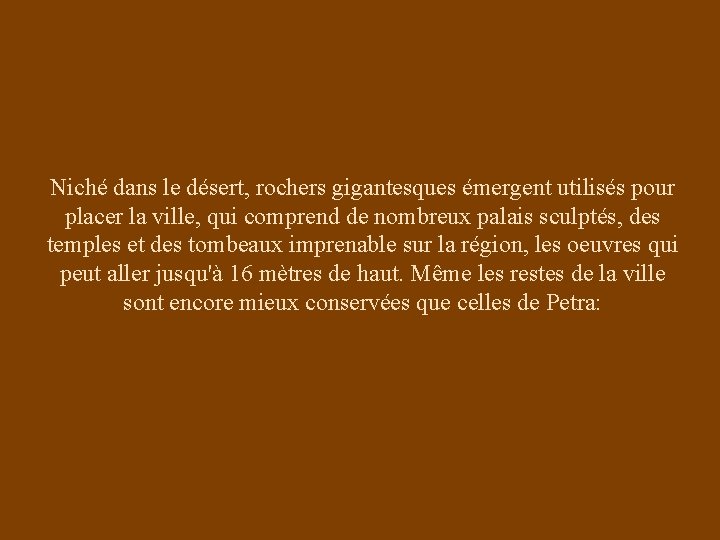 Niché dans le désert, rochers gigantesques émergent utilisés pour placer la ville, qui comprend