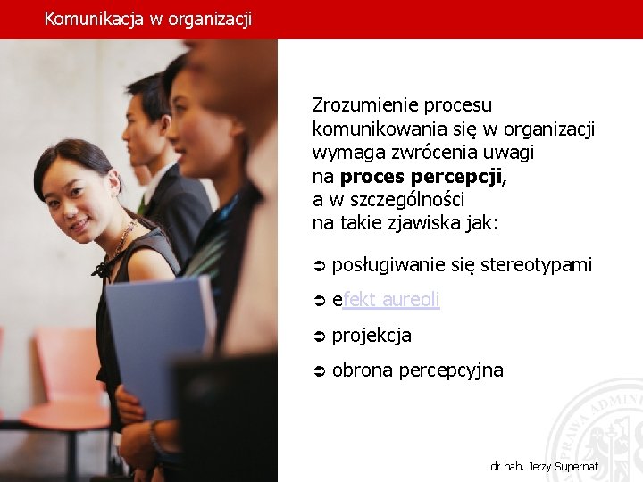 Komunikacja w organizacji Zrozumienie procesu komunikowania się w organizacji wymaga zwrócenia uwagi na proces