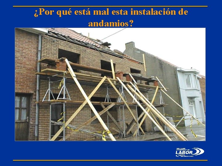 ¿Por qué está mal esta instalación de andamios? 