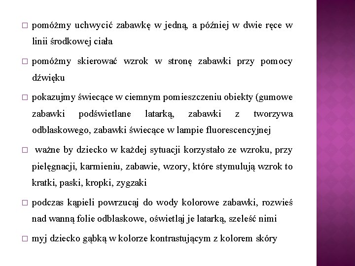 � pomóżmy uchwycić zabawkę w jedną, a później w dwie ręce w linii środkowej