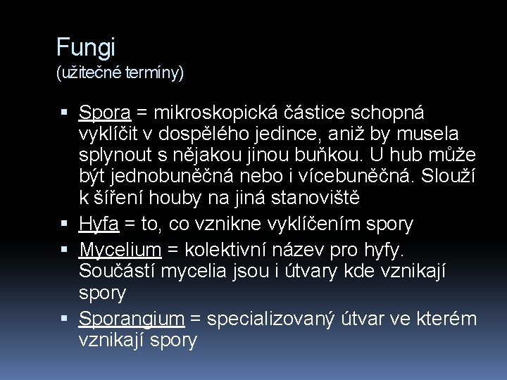 Fungi (užitečné termíny) Spora = mikroskopická částice schopná vyklíčit v dospělého jedince, aniž by