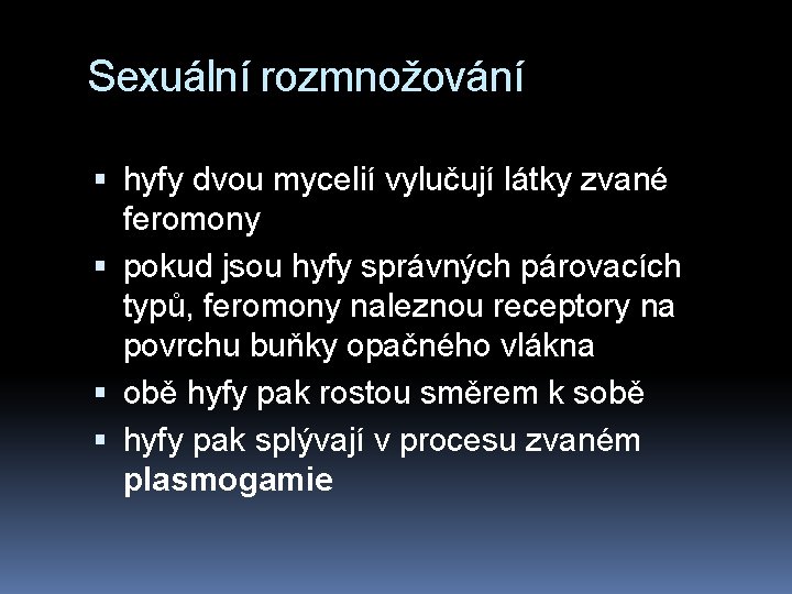 Sexuální rozmnožování hyfy dvou mycelií vylučují látky zvané feromony pokud jsou hyfy správných párovacích
