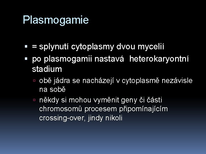 Plasmogamie = splynutí cytoplasmy dvou mycelií po plasmogamii nastavá heterokaryontní stadium obě jádra se
