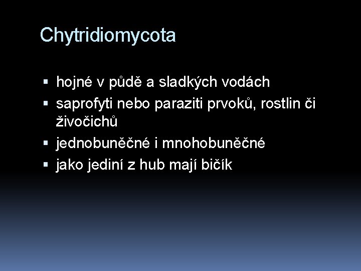 Chytridiomycota hojné v půdě a sladkých vodách saprofyti nebo paraziti prvoků, rostlin či živočichů