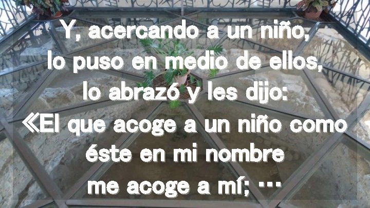 Y, acercando a un niño, lo puso en medio de ellos, lo abrazó y