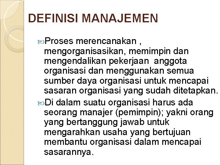 DEFINISI MANAJEMEN Proses merencanakan , mengorganisasikan, memimpin dan mengendalikan pekerjaan anggota organisasi dan menggunakan