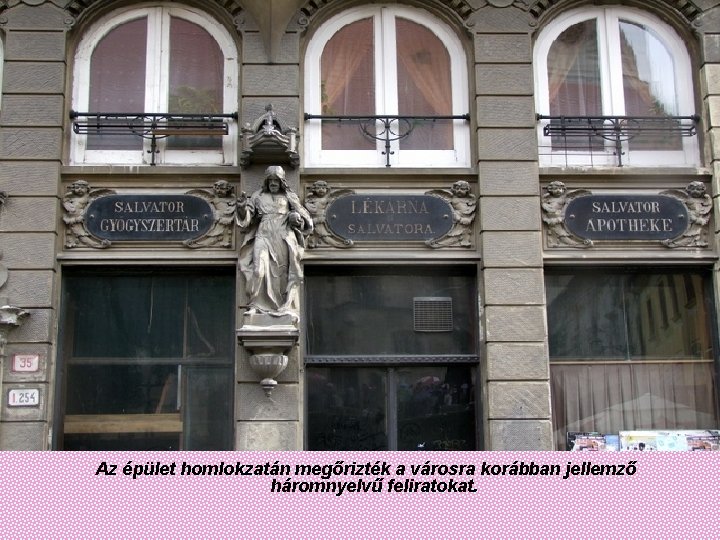  Az épület homlokzatán megőrizték a városra korábban jellemző háromnyelvű feliratokat. 