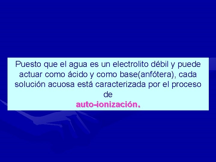 Puesto que el agua es un electrolito débil y puede actuar como ácido y