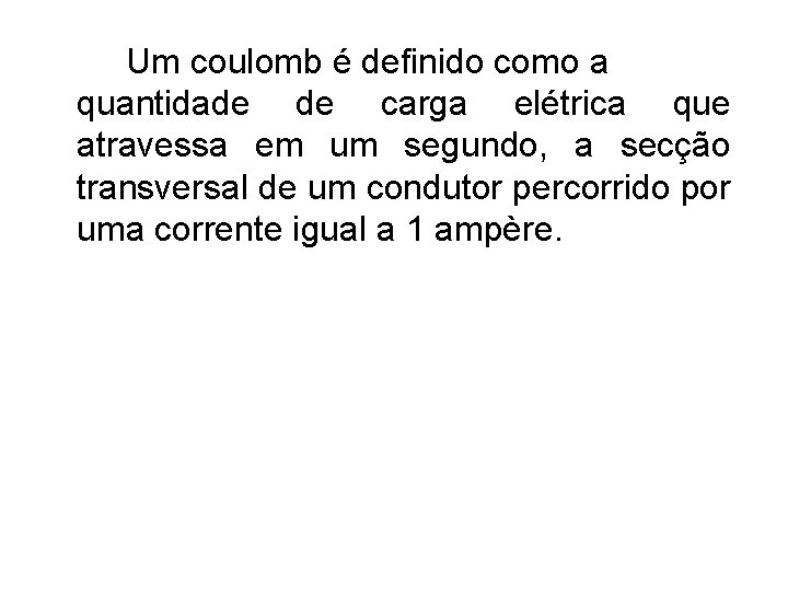 Um coulomb é definido como a quantidade de carga elétrica que atravessa em um