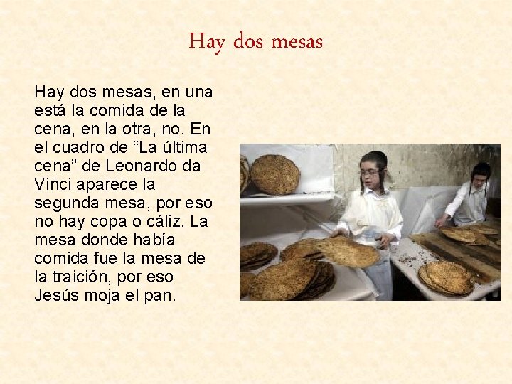 Hay dos mesas, en una está la comida de la cena, en la otra,