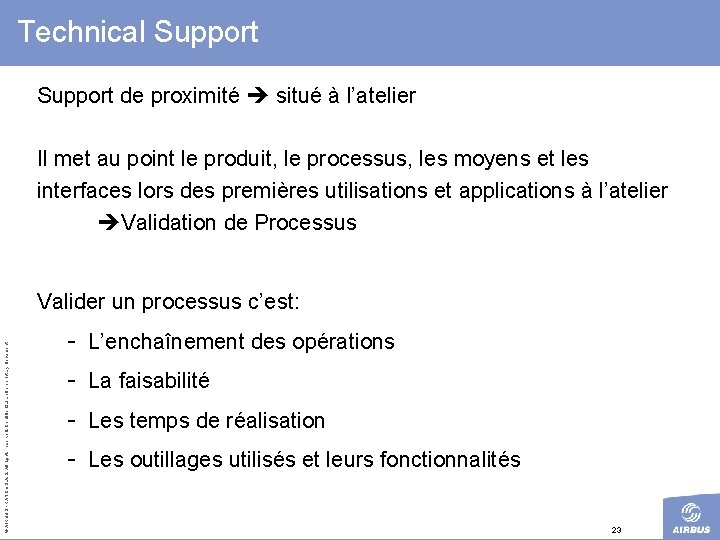 Technical Support de proximité situé à l’atelier Il met au point le produit, le