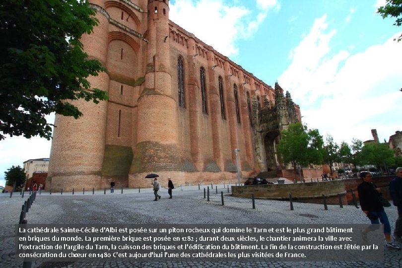 La cathédrale Sainte-Cécile d'Albi est posée sur un piton rocheux qui domine le Tarn