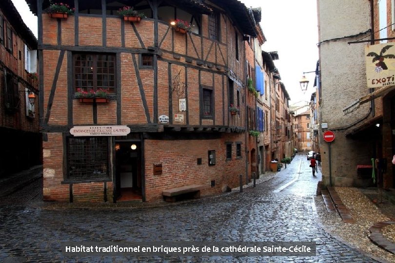 Habitat traditionnel en briques près de la cathédrale Sainte-Cécile 