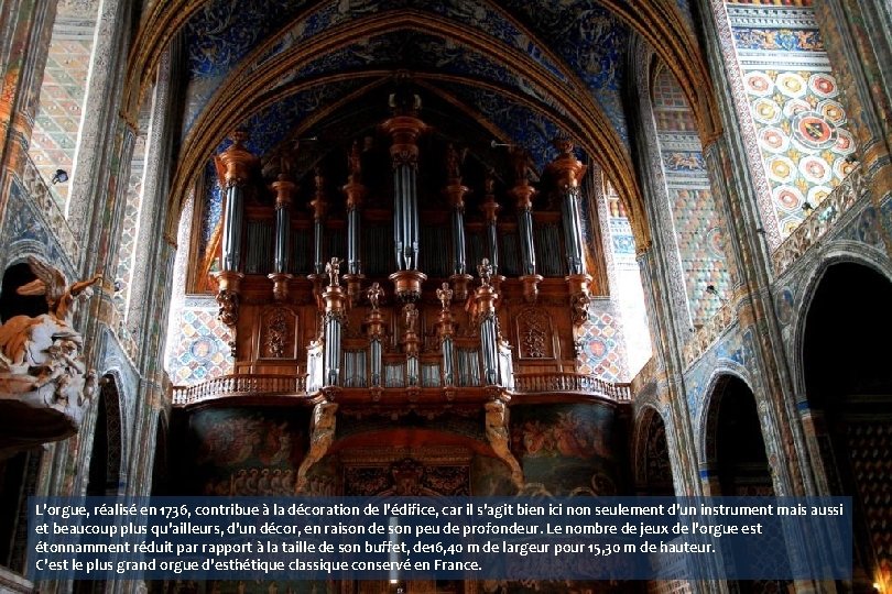 L'orgue, réalisé en 1736, contribue à la décoration de l'édifice, car il s'agit bien