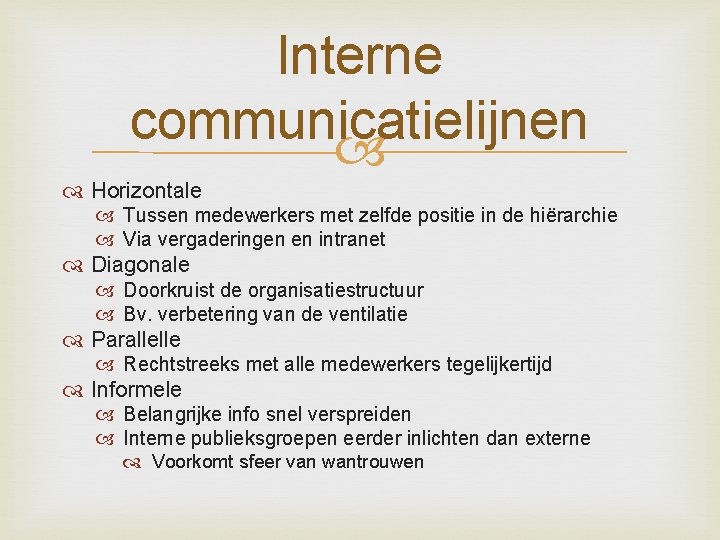 Interne communicatielijnen Horizontale Tussen medewerkers met zelfde positie in de hiërarchie Via vergaderingen en