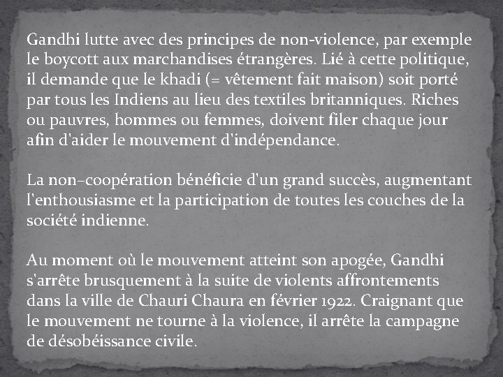 Gandhi lutte avec des principes de non-violence, par exemple le boycott aux marchandises étrangères.