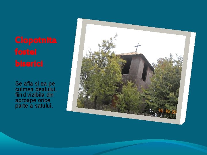 Clopotnita fostei biserici Se afla si ea pe culmea dealului, fiind vizibila din aproape