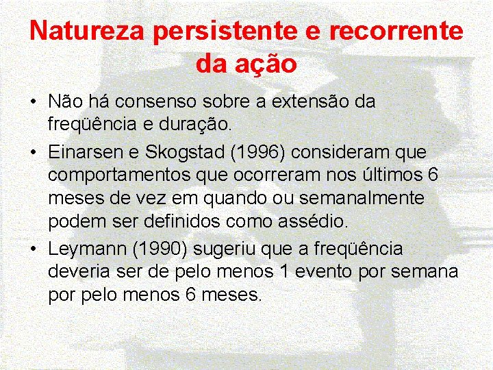 Natureza persistente e recorrente da ação • Não há consenso sobre a extensão da