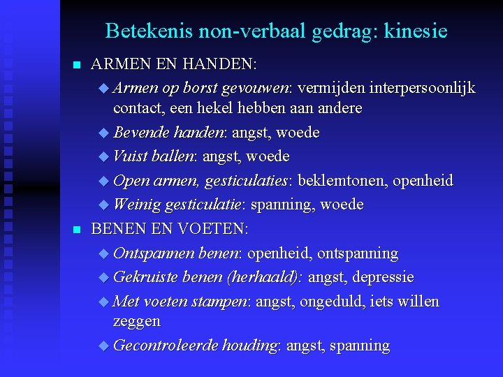 Betekenis non-verbaal gedrag: kinesie n n ARMEN EN HANDEN: u Armen op borst gevouwen: