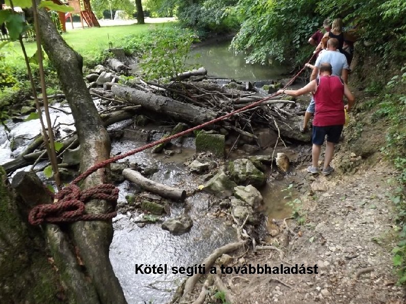 Kötél segíti a továbbhaladást 