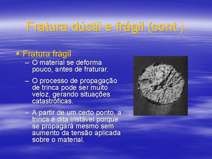 Fratura dúctil e frágil (cont. ) § Fratura frágil – O material se deforma