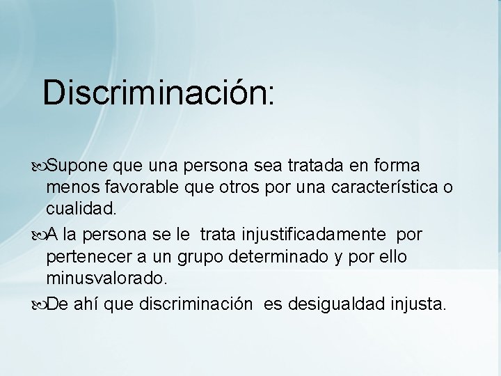 Discriminación: Supone que una persona sea tratada en forma menos favorable que otros por