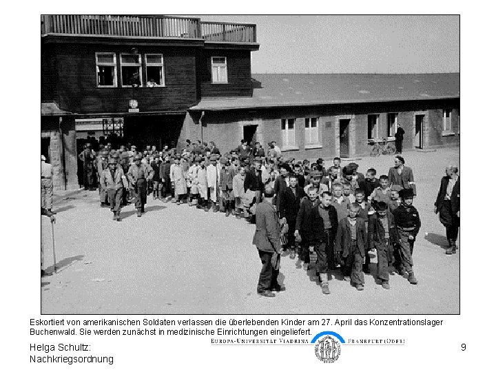 Befreit und heimatlos Eskortiert von amerikanischen Soldaten verlassen die überlebenden Kinder am 27. April