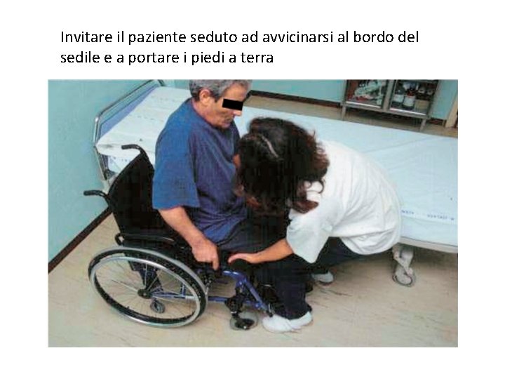 Invitare il paziente seduto ad avvicinarsi al bordo del sedile e a portare i