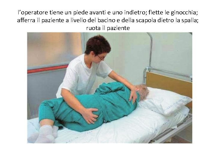l’operatore tiene un piede avanti e uno indietro; flette le ginocchia; afferra il paziente
