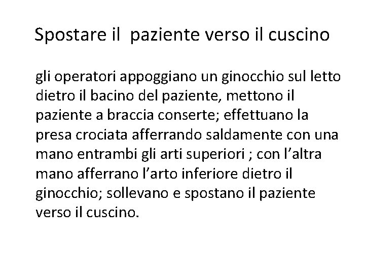 Spostare il paziente verso il cuscino gli operatori appoggiano un ginocchio sul letto dietro
