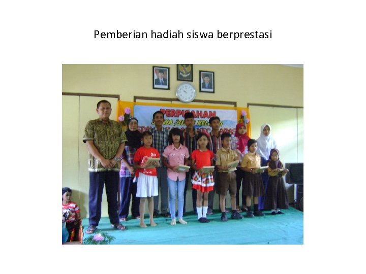 Pemberian hadiah siswa berprestasi 