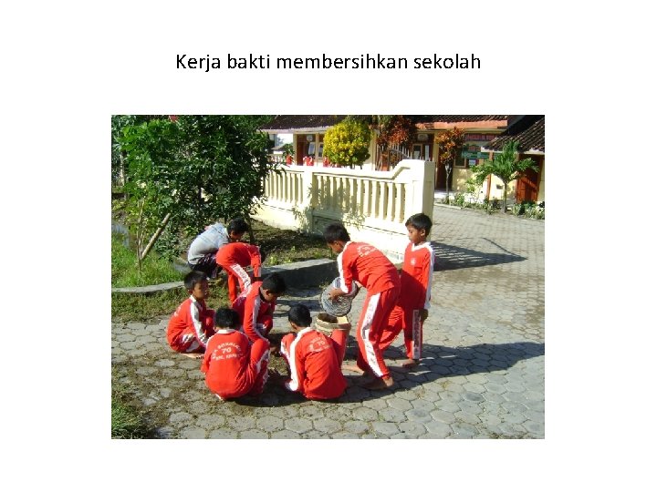 Kerja bakti membersihkan sekolah 