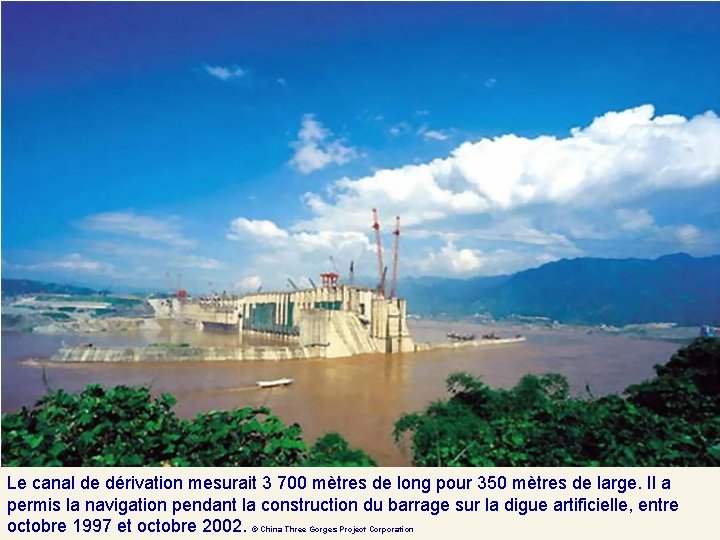 Le canal de dérivation mesurait 3 700 mètres de long pour 350 mètres de