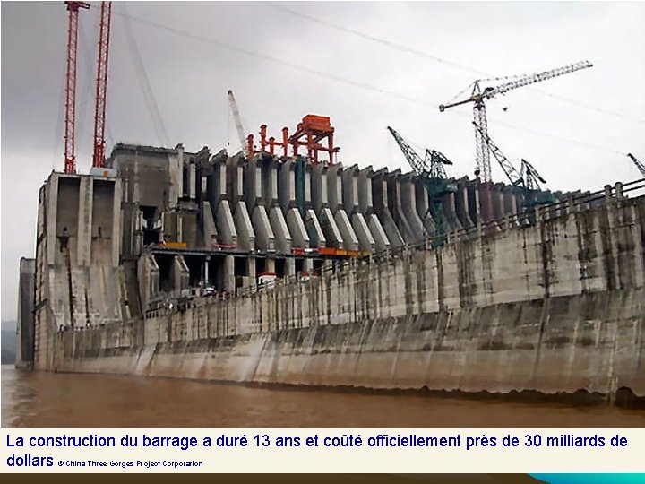 La construction du barrage a duré 13 ans et coûté officiellement près de 30
