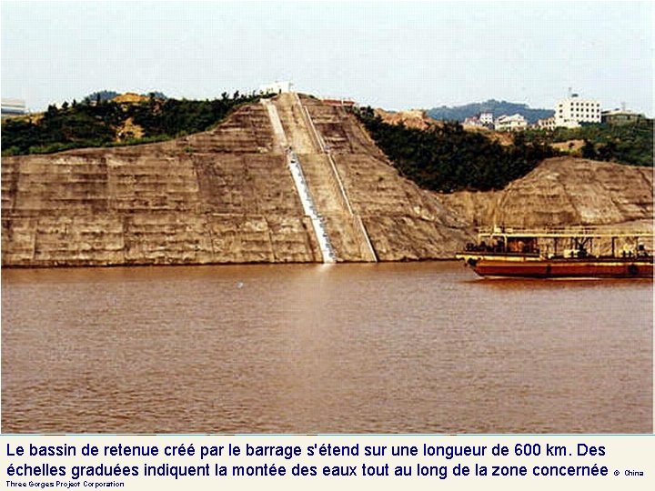 Le bassin de retenue créé par le barrage s'étend sur une longueur de 600